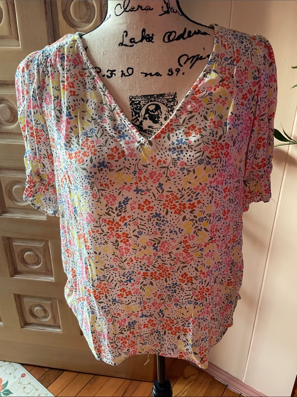 Source Unknown V-Neck Floral Blouse in White with Multi-Color Print